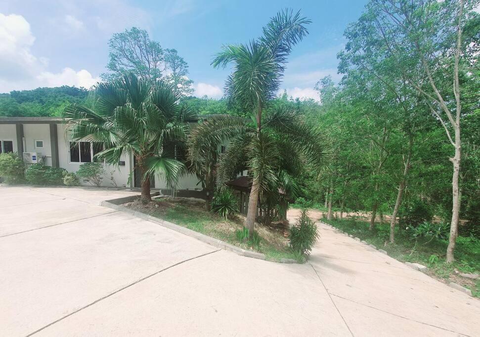 Lanta Sunshine 4 Two Bed With Ac And Work Space อพาร์ทเม้น